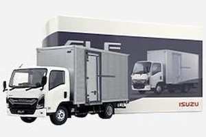 ISUZU 1:43 ELF Wide Cab Aluminum Corrugated Van Dealer ver. isuzu-elf-wide-cab - Bild 1 von 3