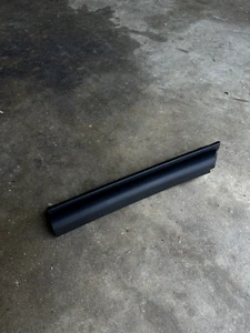 2005-2013 C6 Convertible Passenger Side Upper Front Weatherstrip/Retainer - Bild 1 von 5