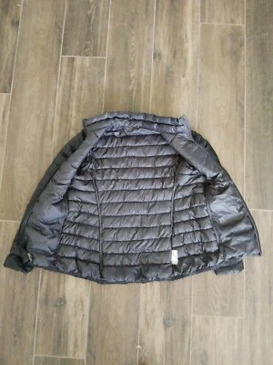 Chaqueta acolchada REI para mujer pequeña negra con relleno de plumón con bolsillos con cremallera Foto 1 de 4