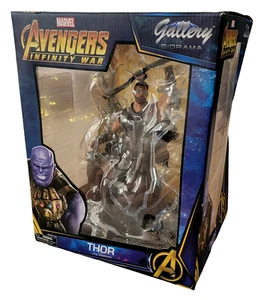 DIAMOND SELECT - Avengers Infinity War THOR PVC Diorama  - Broken Arm - 9995 - Picture 1 of 4