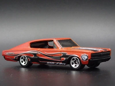 1967 67 DODGE Caricabatterie Arancione 1:64 Scala da Collezione Diorama Diecast - Immagine 1 di 4