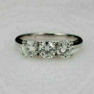 Anillo de compromiso de tres piedras con diamantes 3 quilates creado en laboratorio redondo acabado de oro blanco de 14K Foto 1 de 4