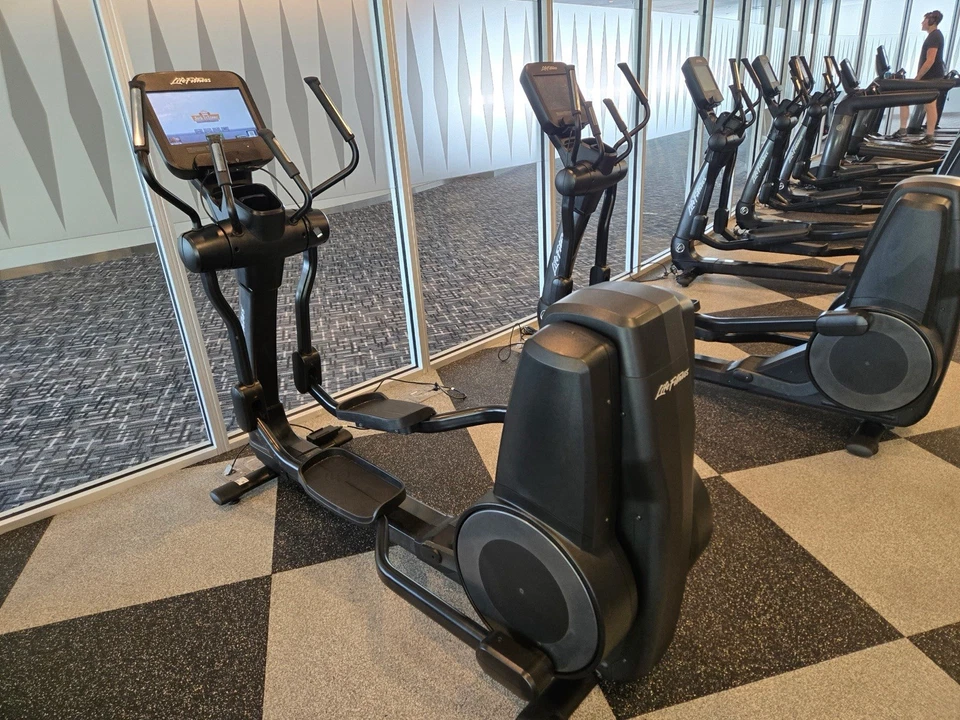 Life Fitness Discovery SE3 Elliptical Crosstrainer pick up only - Image 1 of 4