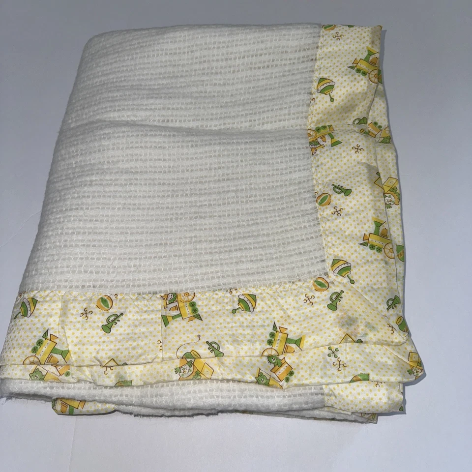 Manta de bebé acrílica térmica vintage Carters de nailon con adornos suaves trenes blancos gofre Foto 1 de 4