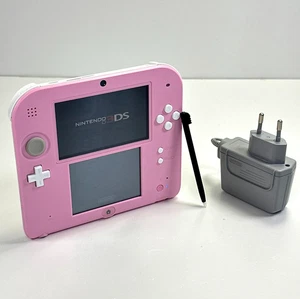 Nintendo 2DS CONSOLE Rosa + PENNINO CARICATORE ORIGINALE, SCHEDA DI MEMORIA 4 GB - Foto 1 di 10