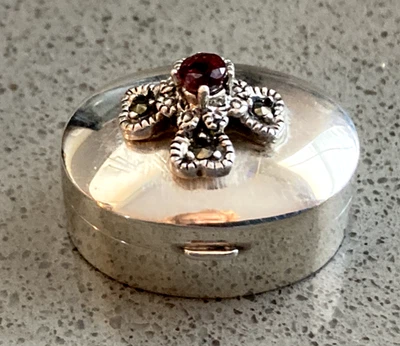 Pastillero pequeño ovalado vintage plata de ley con detalle granate Foto 1 de 4