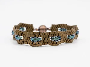Armband Damen Schmuck handarbeit glasperlen flach schmal leicht magnet braun NEU - Bild 1 von 9
