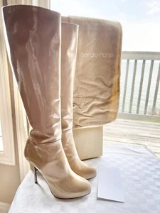 $ 1370 Sergio Rossi "Barbie" beige glänzende hohe Lacklederstiefel EU39B/US8,5M - Bild 1 von 21