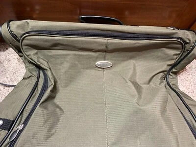 Bolso de ropa Eddie Bauer verde oliva, interior negro Foto 1 de 4