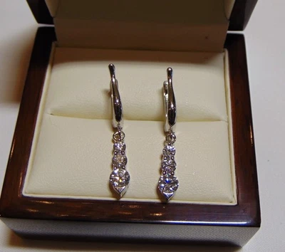 Pendientes colgantes de diamantes Hearts On Fire de oro blanco de 18 quilates con ilusión VS-SI H-I de 1,20 quilates Foto 1 de 4