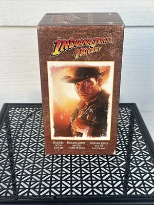 VHS Indiana Jones Trilogy Set Temple Doom Last Crusade Lost Ark Movies 80s VTG Foto 1 de 4