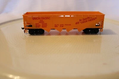 HO Scale Tyco, 4 Bay Hopper, Union Pacific, Yellow, #62040, Built - Image 1 of 4