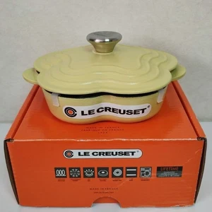 Le Creuset Piatto Affilato Fiore Cocotte 20cm Giallo Mimosa 1,1L Smalto Ghisa - Foto 1 di 8