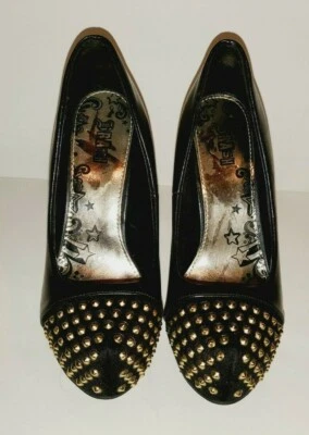  ZAPATOS DE TACÓN DE AGUJA NEGROS MARCA BRAH CON TACHUELAS TONO DORADO PARA MUJER TALLA 7 1/2  Foto 1 de 4