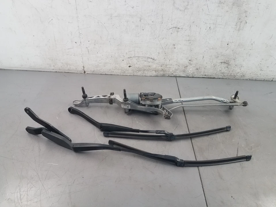 2011 Mercedes Benz AMG E 63 Windshield Wiper Motor / Arms #7920 B3 - Image 1 of 4