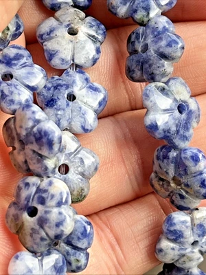 Sodalith Perlen Blume Blüte Mit Loch 28 Stk 13-14mm Edelstein Kristall Heilstein - Bild 1 von 4
