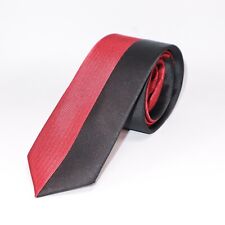 Corbata color rojo y negro de tela polifibras para vestir elegante