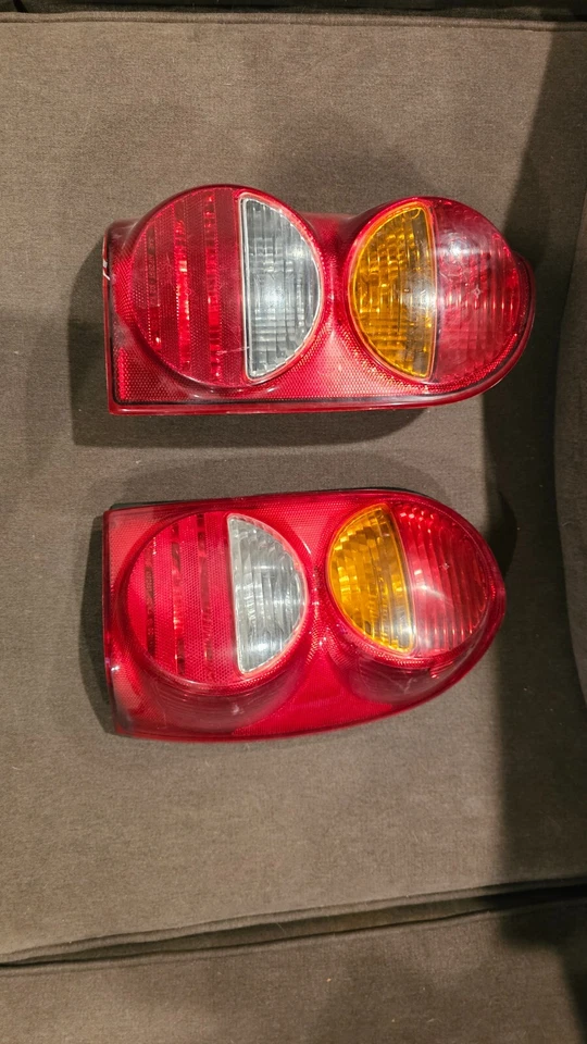 Комплект задних фонарей для Jeep Liberty 2002-07 годов выпуска 6675P DG1 - Изображение 1 из 1