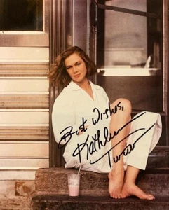 Kathleen Turner Signed Photo - Authentic Autograph - Golden Globe Winner - 8x10 - Picture 1 of 3
