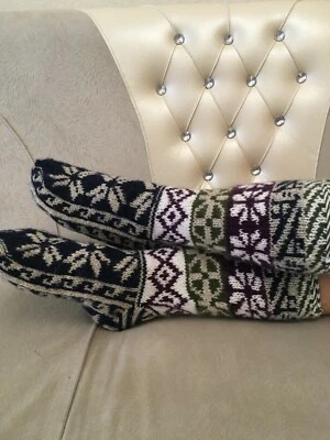 Calcetines largos tejidos a mano para mujer con suelas de gamuza/color azul marino/calcetines hechos a mano Foto 1 de 3