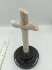 Granito Cruz Cristiana Tallada Piedra Blanco Gris Con Base de Mármol 8.5" Alto - Imagen 1 de 3
