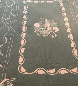 Tiro de cama de 2 lados de colección con borde de flecos beige y verde con patrones florales  - Imagen 1 de 10