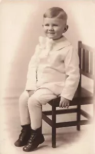DE COLECCIÓN RPPC FOTO REAL POSTAL MUY LINDO NIÑO EN SILLA c1910 050224 T - Imagen 1 de 2