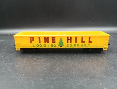 TYCO - HO Scale - PINE HILL LOGGING COMPANY - Yellow GONDOLA Freight Car  - Image 1 of 4