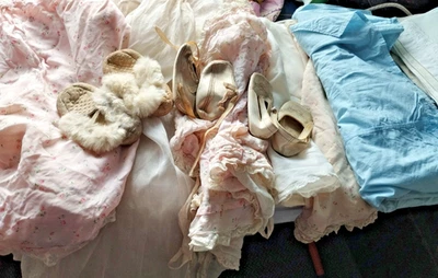BUNDLE VINTAGE 1940/50s BABY SHOES COT FRILLS DRAPES SHEETS PILLOW CASE & SHOES - Image 1 of 4