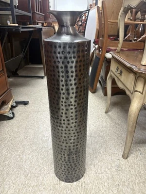 Jarrón alto de metal martillado Foto 1 de 3