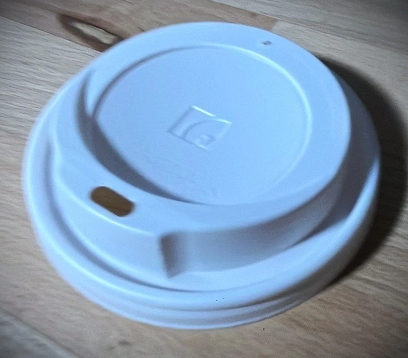 500 Stück Ø 90mm Weiß Deckel für Coffee to go Becher Kaffeebecher mit Trinkloch - Bild 1 von 1