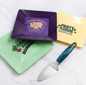 Juego exclusivo de placas del comité de planificación de fiestas The Office Box con servidor de pasteles - Imagen 1 de 3