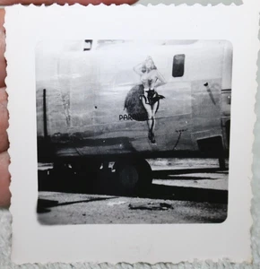 FOTO ORIGINAL DE LA SEGUNDA GUERRA MUNDIAL B-24 LIBERTADOR RELÁMPAGO SEXY EN TOPLESS DAMA NARIZ ARTE "DESFILE" - Imagen 1 de 3