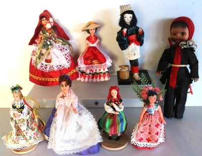 Lotto di 8 vecchie bambole in celluloide, occhi mobili costumi molto elaborati - Immagine 1 di 3