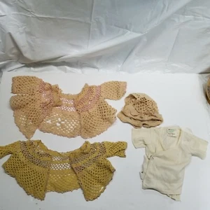 REPARATURBEDÜRFTIG handgefertigtes gehäkeltes Cape für Säugling x2 Häkelmütze Säugling T-Shirt Fotos - Bild 1 von 12
