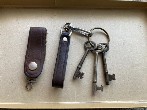 LOT ANTIQUE SKELETON KEYS AND LEATHER STRAP KEYCHAINS VTG Cover
