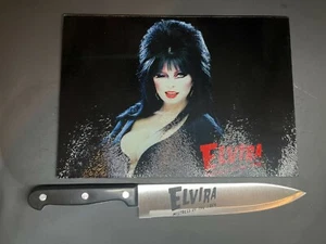 Tabla de cortar de vidrio sublimado Elvira Mistress of the Dark con cuchillo a juego - Imagen 1 de 2