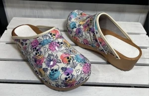 Zuecos de cuero con espalda abierta de madera BJORK calaveras, huesos cruzados, estampado colorido, 36/6, nuevos - Imagen 1 de 7