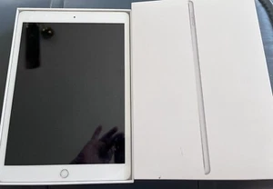 Apple iPad (8th Generation) A2428 32 GB, Wi-Fi + 4G, 10.2 in - Silver - Afbeelding 1 van 3
