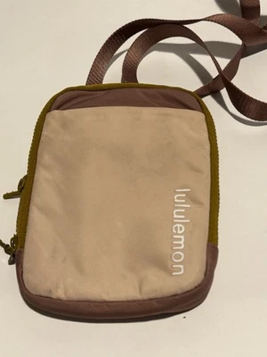 Bandolera pequeña con cremallera rosa y amarillo Lululemon Foto 1 de 3