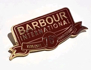 Rot emailliert Barbour International 75th Anniversary Metall Pin Anstecker - Bild 1 von 2