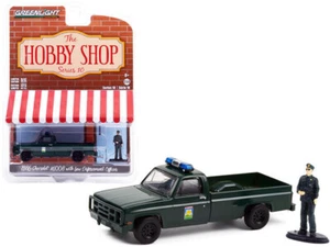1986 CHEVY M1008 CON UFFICIALE DELLE FORZE DELL'ORDINE FIGURINA scala 1/64 AUTO PRESSOFUSA  - Foto 1 di 1