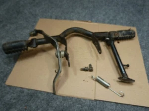 1983-2006 YAMAHA PW80 FOOT PEG BRACKET ASSEMBLY W/ KICKSTAND & BRAKE PEDAL LEVER - Bild 1 von 6