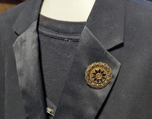 Spilla spilla bavero dichiarazione rotonda smalto nero filigrana tono oro vintage  - Foto 1 di 7