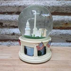 Three Jay Imports Bloomingdales Washington DC musikalische Schneekugel drehbarer Sockel - Bild 1 von 9