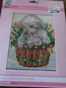 AUTHENTISCHES SERIGRAPHY DRUCK NADELSPITZEN-SET WELPE HUND IM BLUMENKORB TULPEN - Bild 1 von 3