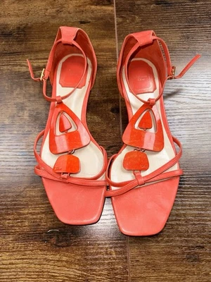 Sandalia Christian Dior con dijes de cuero naranja 35,5 Foto 1 de 4