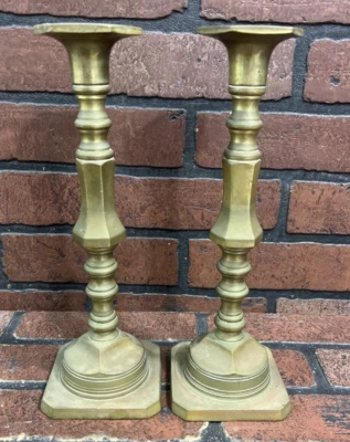 Antiguo par de candelabros de latón del siglo XIX o anteriores Foto 1 de 4