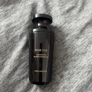 YVES ROCHER - Rose Oud - Secrets D’Essences - EDP - 50ml Almost Full - RARE - Picture 1 of 4