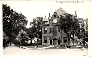 C. 1940s Corner Street View Van Dyne Civic Building Troy PA Postal Reloj Canon - Imagen 1 de 2